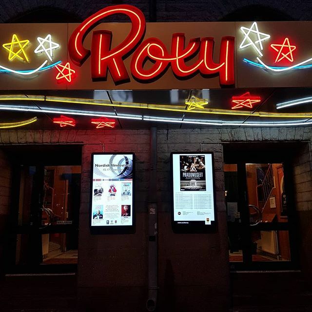 Roxy lyser upp i höstmörkret 👍

#bioroxy #örebro 
#syntolkning Biografens skylt och entré från gatan
