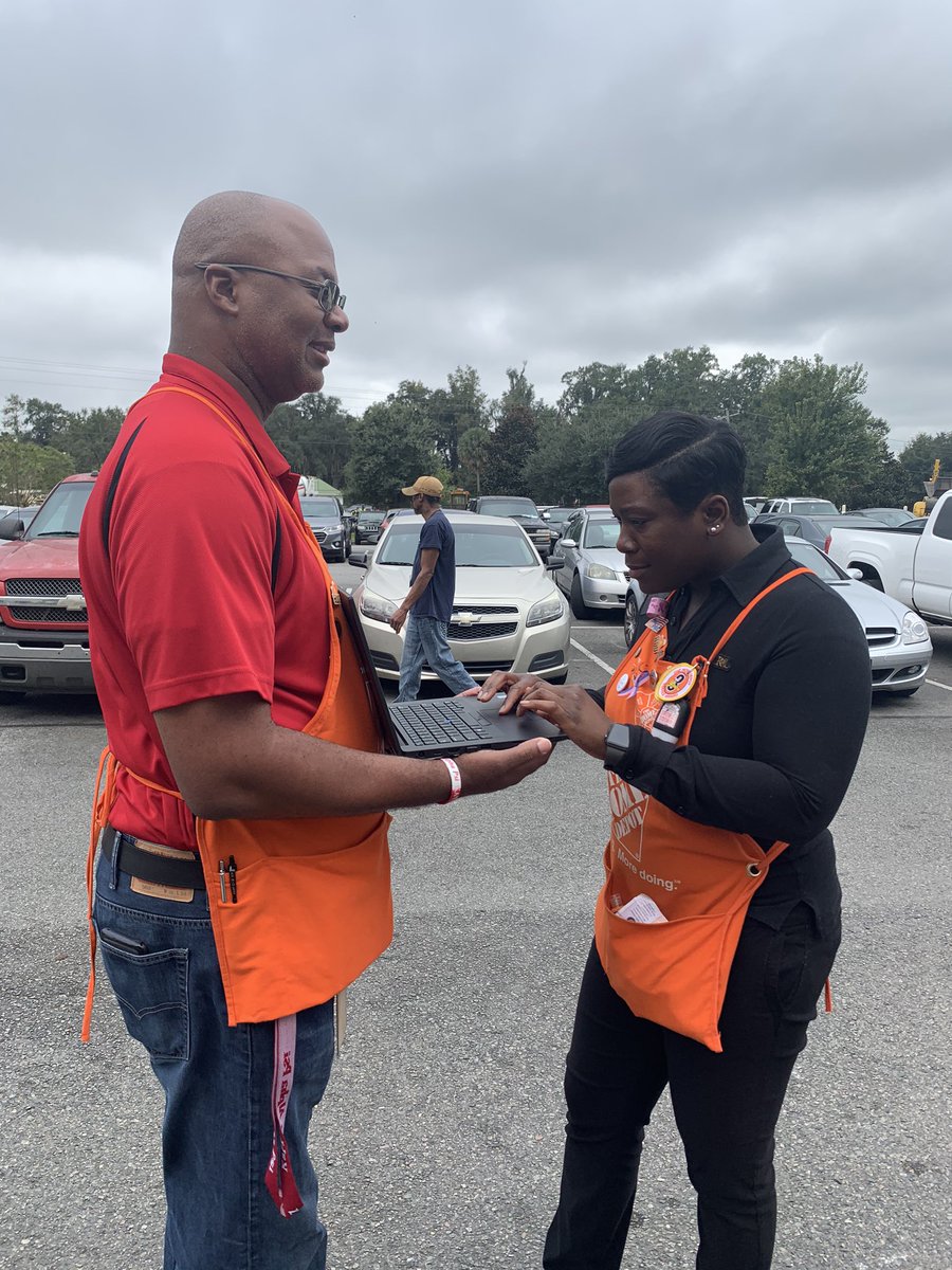 Who says chivalry is dead? 😂😂 @JohnWil5085 <a href="/YolandaJ_THD/">Yolanda Jones</a>