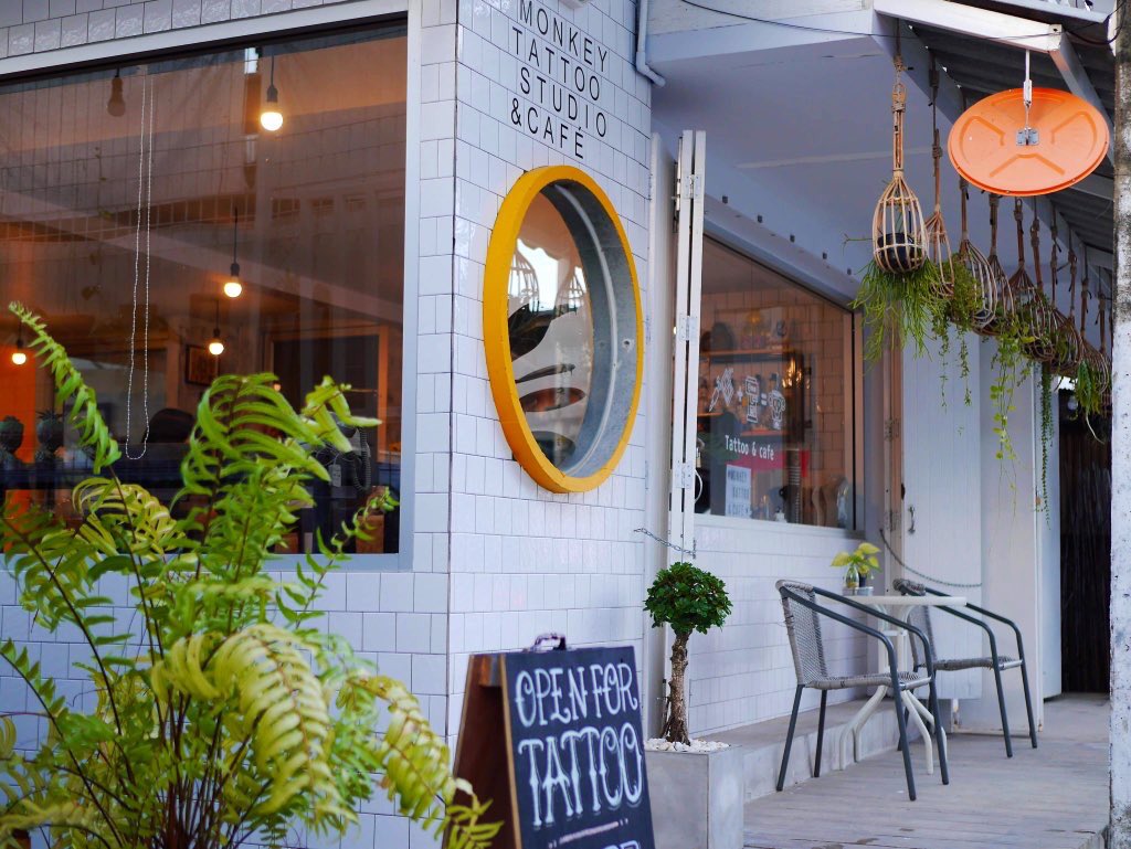 Jane_vacation's tweet image. ไปหัวหินห้ามพลาดเด็ดขาดร้านกาแฟที่นี่น่ารักมากออกแบบร้านได้เก๋และแหวกแนวจริงๆ ร้านสักกับคาเฟ่รวมอยู่ด้วยกันและภาพบรรยากาศของร้านก็ชิลสุดๆ 
ต้องไปให้ได้นะ ❤️❤️☕️
Hua Hin Monkey Cafe 
1 ซอยรวมเผ่า ถ.แนบเคหาสค์ หัวหิน #รีวิวคาเฟ่ #รีวิวหัวหิน #ชิลไปไหน #ReviewThailand