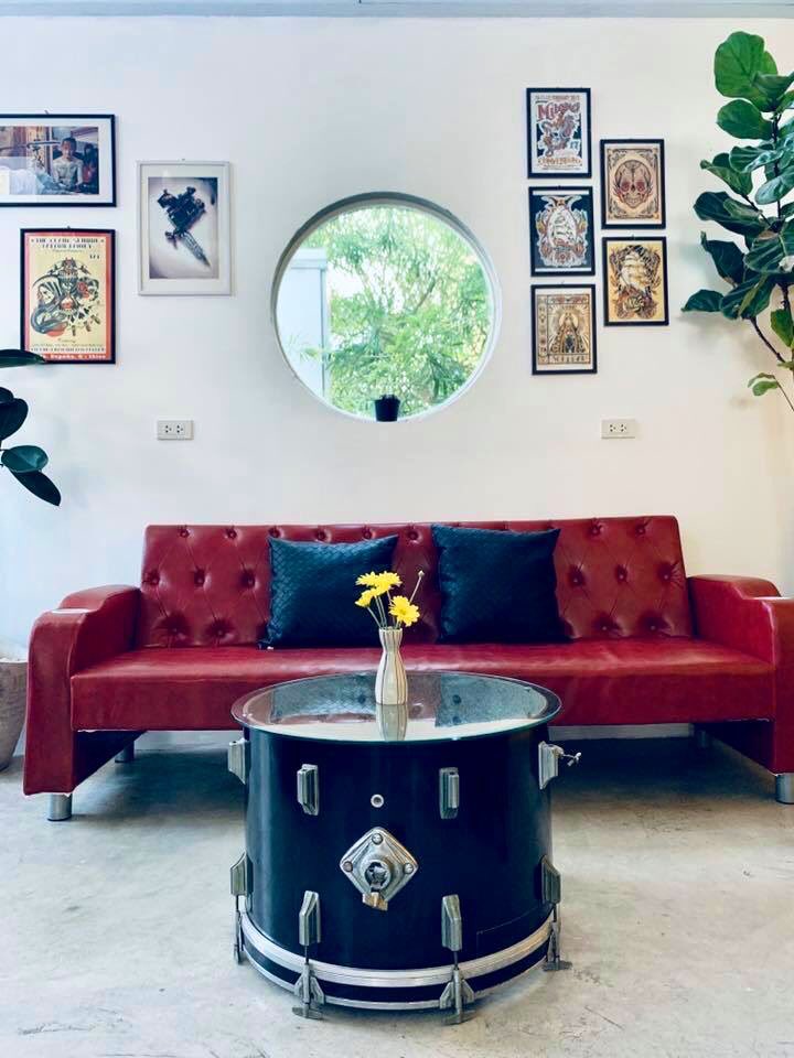 Jane_vacation's tweet image. ไปหัวหินห้ามพลาดเด็ดขาดร้านกาแฟที่นี่น่ารักมากออกแบบร้านได้เก๋และแหวกแนวจริงๆ ร้านสักกับคาเฟ่รวมอยู่ด้วยกันและภาพบรรยากาศของร้านก็ชิลสุดๆ 
ต้องไปให้ได้นะ ❤️❤️☕️
Hua Hin Monkey Cafe 
1 ซอยรวมเผ่า ถ.แนบเคหาสค์ หัวหิน #รีวิวคาเฟ่ #รีวิวหัวหิน #ชิลไปไหน #ReviewThailand