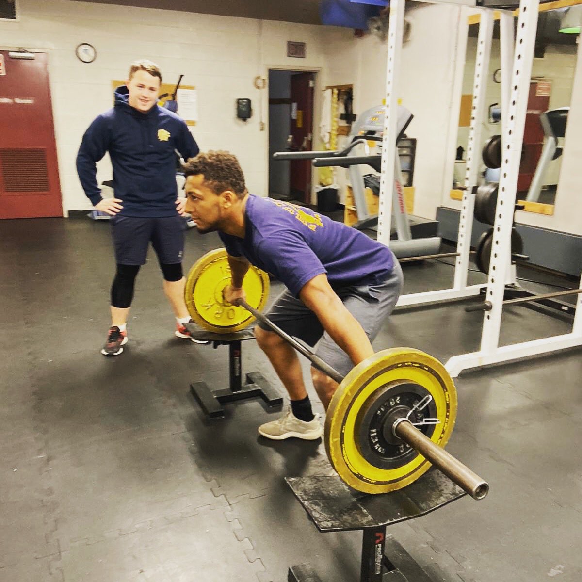 peakphysiouk's tweet image. 💪 Gym Physio 💪 

Being in the gym with the athletes is a great way to ensure form and integrate rehab based exercise into workouts. 

One of Chris’s favourite places to work! 😁 being a physios not all that bad! 
.