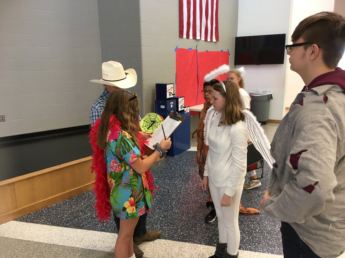 cassmedley's tweet photo. A #weeklywalkabout behind the scenes with our FACS In Action students as they work to plan events for SMS students, read all about it here: https://t.co/6F8isL1MoP #LearnLikeAVike @SeamanSchools #LearningWithoutLimits https://t.co/OUkT4z2vt8