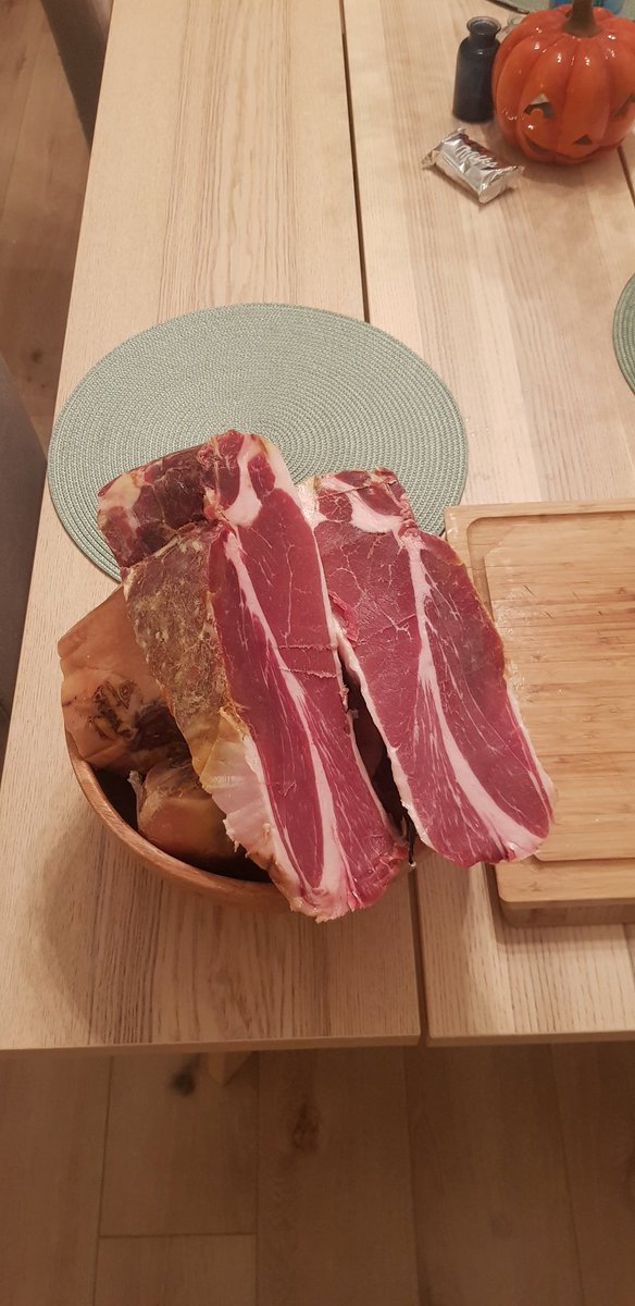 2lerner's tweet image. Такие дела. 7 кг хамона приехали мне из Флоренции. Даааааа. Чо собираемся?