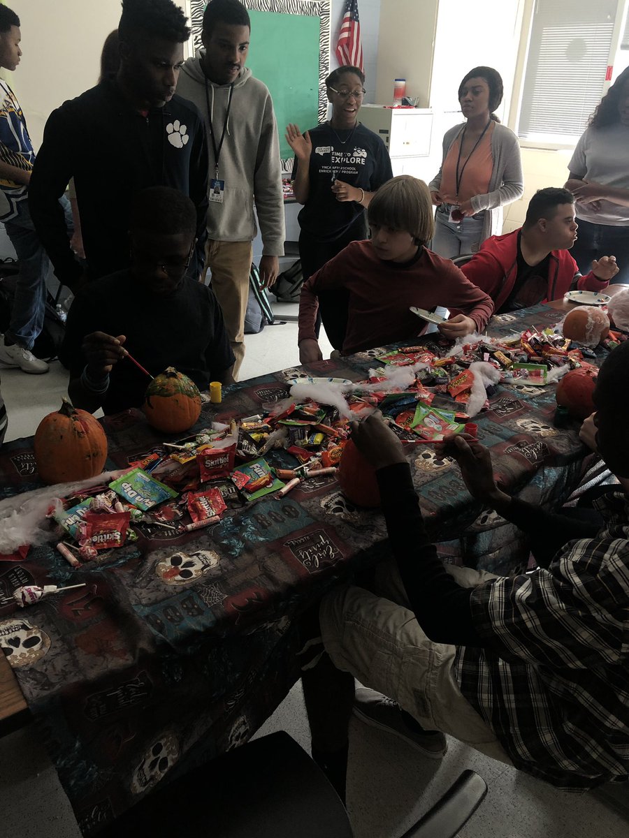 bhs_413's tweet photo. Thank you @Blythewood_AVID for celebrating Halloween with us today @bhs_413 @BwoodBengals https://t.co/6dOp4LoP2p