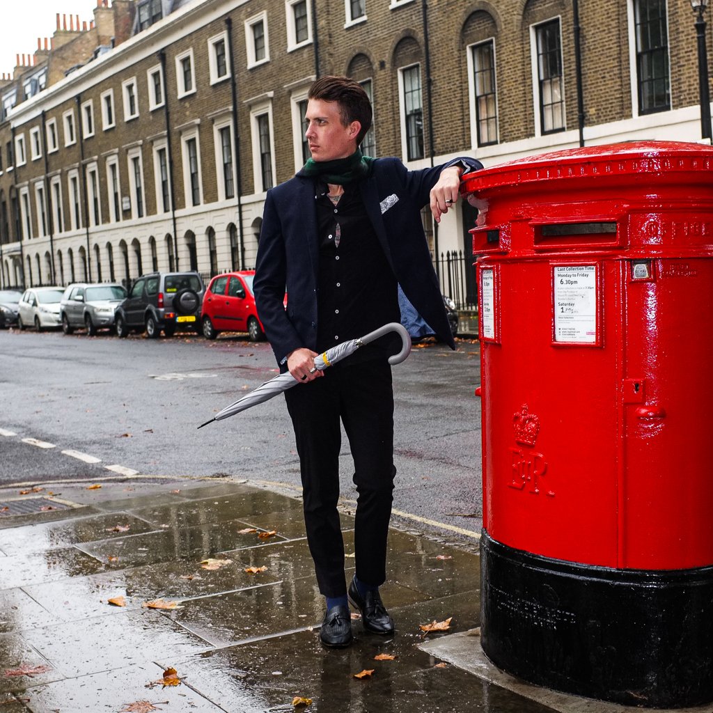 Them moments when it is dry one moment and pouring down the next, are the moments you're glad you brought your umbrella!

#rainylondon #mensfashion #fashionmodels #fashionblog #luxuryumbrella #londonbrands #mensstyle