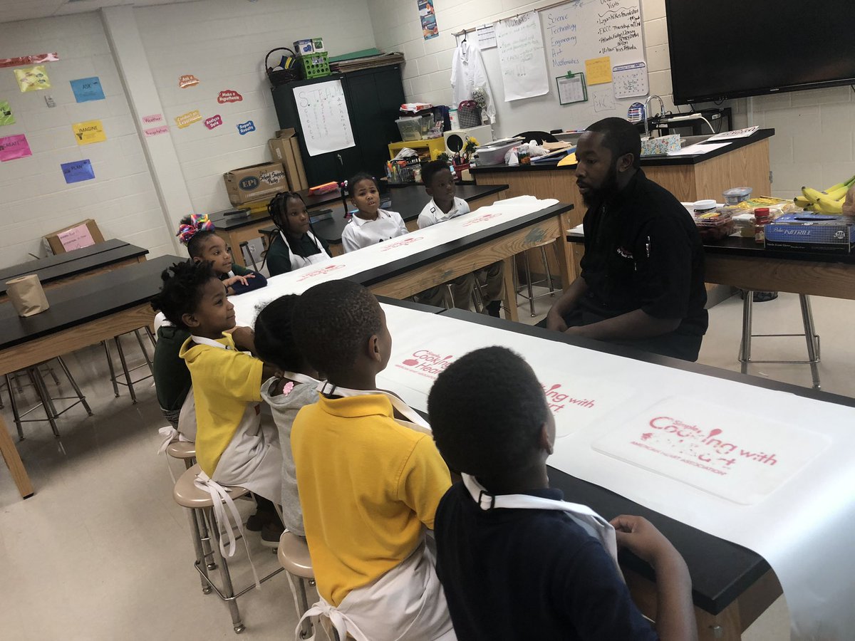 Meleisa4Gifted's tweet photo. Fruit Pizza...now that’s delish!! These @APSBoydES G/T Bobcats LOVED learning to make and eat their healthy creations #everykidcancook @PrincipalK_APS @ADouglas_BoydAP @QRhodes10 @dozier73 @APS_Gifted https://t.co/udT55mKTpq