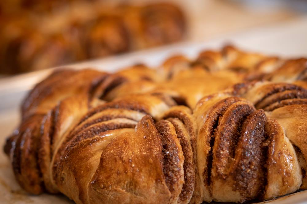 This rainy day has us craving cinnamon star bread so much, we can almost smell it baking! Learn how to make it at our Holiday Bread Baking Workshop on Fri, Nov 15: tickettailor.com/events/turnerf…