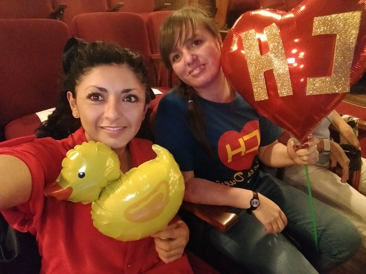 bb_patito09's tweet photo. Con @DebisChapulina  esperando a @SantiCruz #teatrocoliseo @SantiCruz_Arg 🦋🦋 https://t.co/goviBpXq2N