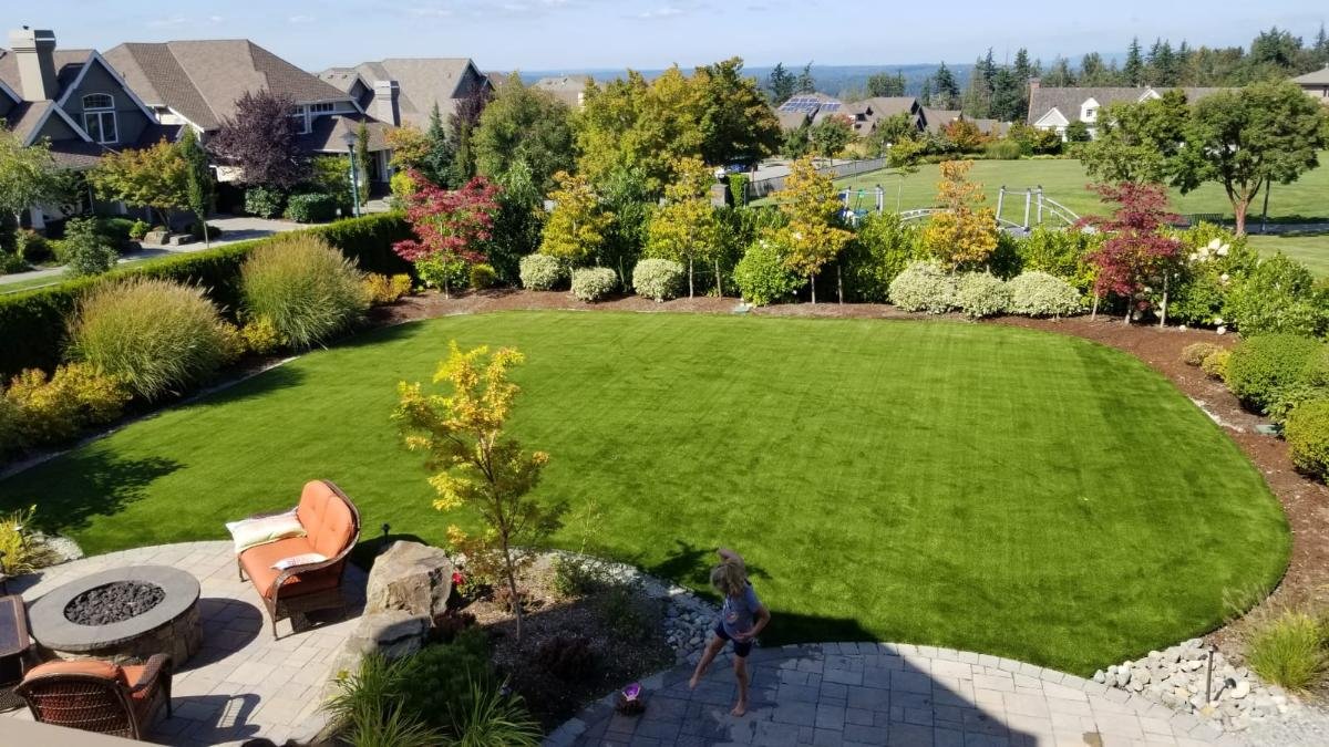 #tb Throwback thursday!!! A simple and gorgeous yard we did in Issaquah! Why not make a beautiful addition to your home &amp; yard with some turf, it's low maintenance and pet friendly! #syntheticturf #turf #lawns #swag