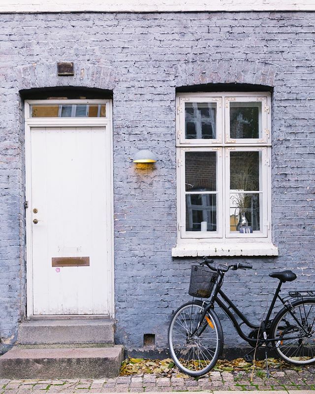 I have about 6,056 images of different coloured houses with bicycles out the front. So much prettiness on every corner... #colourfulcopenhagen #facadelovers #theprettycities #beautifuldestinations #beautyyouseek ift.tt/2p193Ya