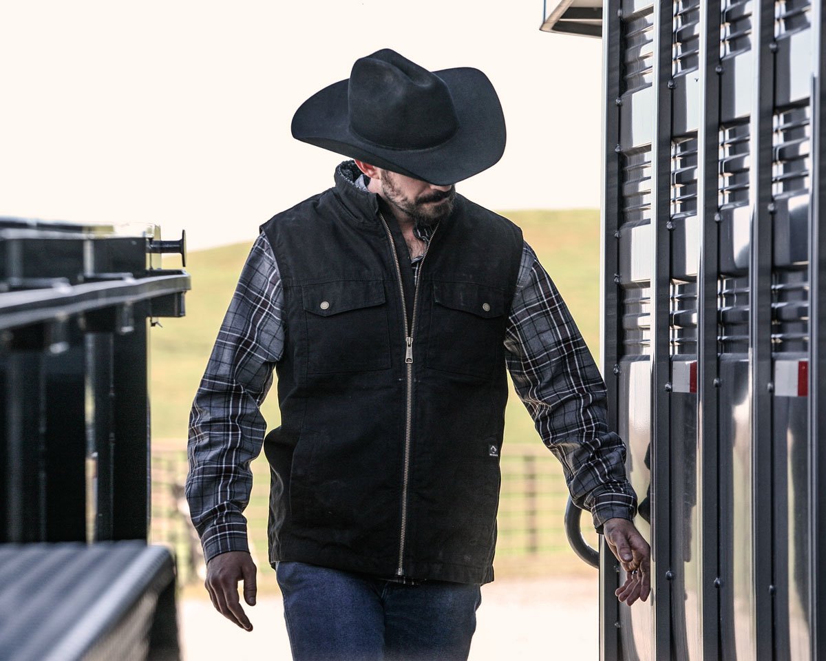 DRIDUCK's tweet image. Venture boldly outdoors with unconstricted movement and protection from brutal weather. That's the Trek Vest. 

Feat. @KCCattleCompany 

Shop now: ow.ly/cWHN50x53Kt
#ThursdayThoughts #farmlife #falljacket