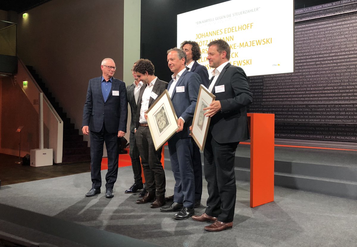 ING_Deutschland's tweet photo. Die Gemeinschaftsarbeit „Ein Kartell gegen die Steuerzahler“ zur LKW-Maut für @NDRrecherche #Panorama und @DIEZEIT von Johannes Edelhoff @edeljoe, @goetzhamann, Karsten @PolkeMajewski, @FelixRohrbeck und @CSalewski wird von der #hsjp19 Jury mit dem 3. Preis prämiert. https://t.co/qyfl1iPk23