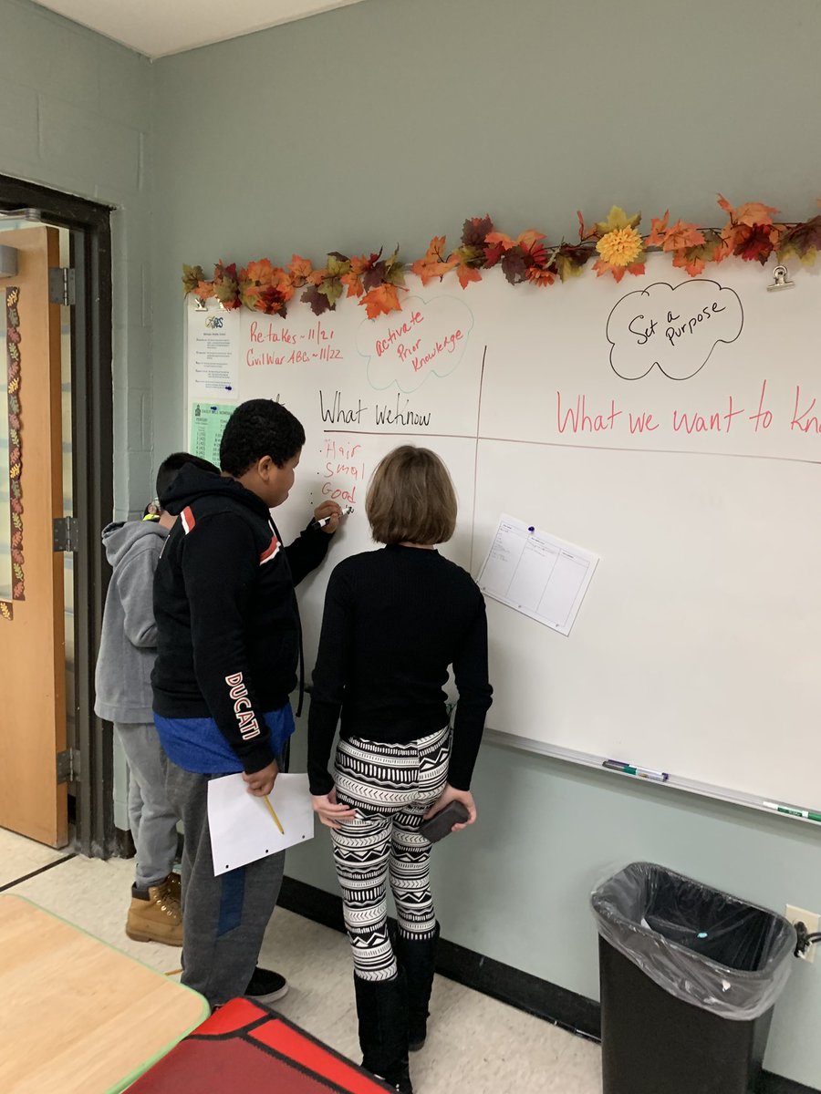 kboyar5's tweet image. Good readers have good reading habits!! Room160a practiced some of theirs today. #Activatingpriorknowledge #settingapurposeforreading #nonfiction #differentcoloredink #windowintotheirthinking