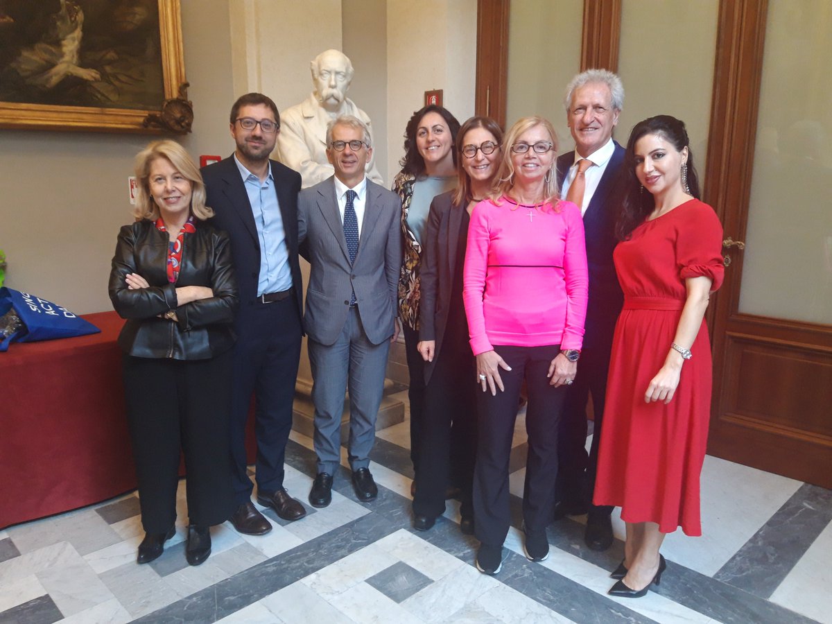 Foto di gruppo con l'editore Joe Volpe e i deputati dell'Unione Parlamentare Italia-Canada, ieri, nella Sala Busti di Montecitorio a Roma 🇮🇹 🇨🇦 🇮🇹
da sinistra: Susanna Radoni, @AndCol81, @FerriCosimo, 
@AErmellino, @enzabrunobossio, @fucsiaUSA, Joe Volpe e 
@FrancescaLaMar #italy