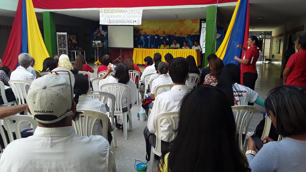 #HaciaLaComunalizacionEducativa "I Congreso Pedagógico de Supervisores y Supervisoras Eje Metropolitano Aragua" encuentro y compartir de saberes con la finalidad de socializar y evaluar la vida institucional de nuestros 3 municipios <a href="/NicolasMaduro/">Nicolás Maduro</a> @psuvaristobulo <a href="/leoalvacabrera/">Prof. Leonardo Alvarado</a>