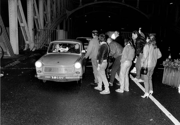 Der Fotograf Ekko von Schwichow kam am 9. November '89 22.30 Uhr zum Grenzübergang Bornholmerstraße, West-Berlin. Er drückte ab. Dieser Trabi (IT 25-45) war einer der ersten im Westen. Jetzt sucht er die Insassen, will wissen, was aus ihnen wurde. Kriegen wir das hin, Twitter?