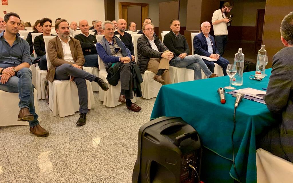 PacoCuenca's tweet photo. Gracias a @MariaJoseRienda y @montimar66 por habernos acompañado a nuestro foro sobre el Deporte. Hemos puesto sobre la mesa lo que una ciudad como #Granada debe hacer para introducir los valores del deporte en su día a día #TuGranada #AhoraSí https://t.co/P9Es6n0EeM