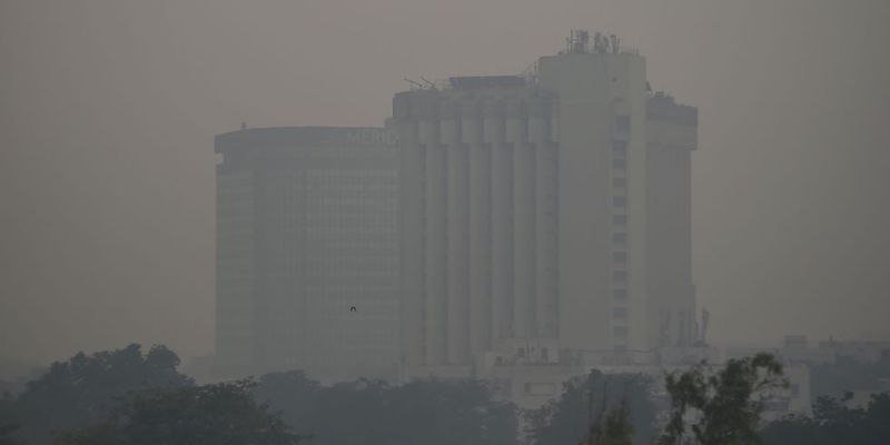 EuropaVerdeRoma's tweet photo. Venti volte i limiti, 20. Vuol dire che tutti hanno male alla gola, che raschia, tosse secca all'inizio, poi catarro, occhi che bruciano. Lo smog entra in casa e non sai come liberartene perché giro è peggio.

Le foto di New Delhi avvolta da fumo e smog https://t.co/vzELOgOfZi https://t.co/L6QosbFRZV