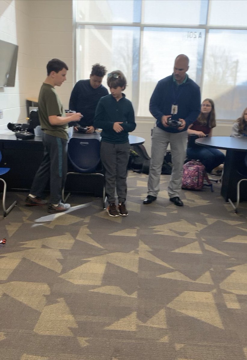 CoderDojoRanger's tweet image. It’s always fun when our principal joins in on the #droneracing #drones #tinywhoop #dronerangers #therangerway in #myohioclassroom @RangerRoundup @NHSJohnson