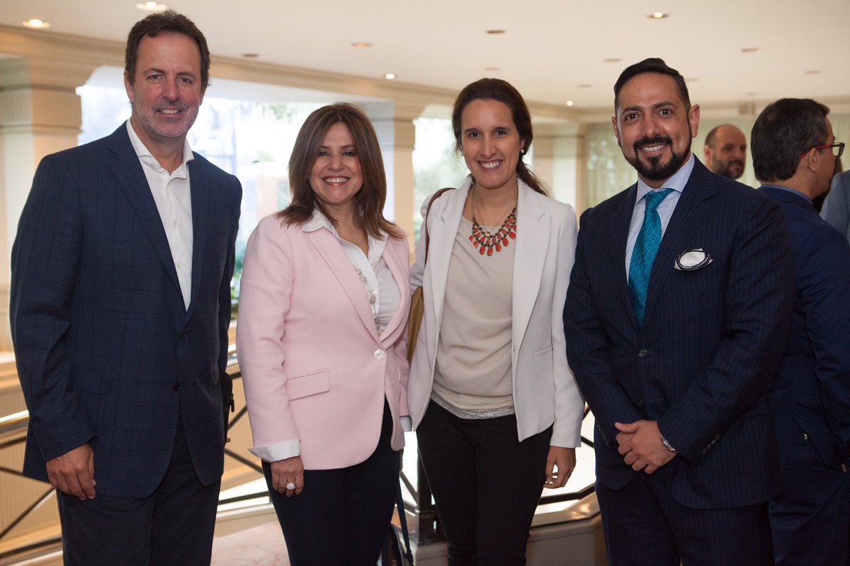 ApexoContacto's tweet photo. Guy Fort, presidente de #Apexo, junto a varios de los invitados al #PremioExperienciaApexo2019, Violeta Orozco, country manager de @Konecta_Peru y Germán Urrunaga Canales, de #Genesys. https://t.co/Ci9JweVLwq