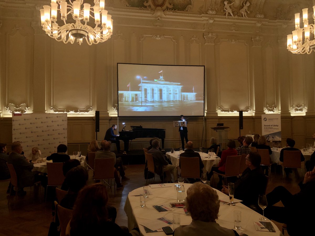 K_MeyerP's tweet photo. #SoundOfUnity mit Johann Blanchard und Sven Stucke... Geschichte einmal anders erzählt.
Nach dem Auftakt in Erfurt war die @FNFreiheit heute zu Besuch in Leipzig. Unsere dritte Veranstaltung führt uns morgen nach Dresden und schließlich am Samstag nach Magdeburg. https://t.co/W0Z7Wau4Gf