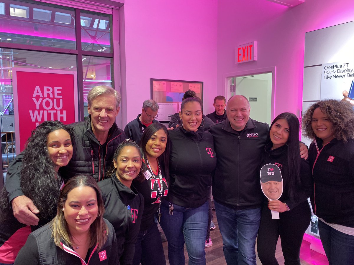 Manhattan strong celebrates Frierside chats #Uncarrier1.0 #biggerandbetter <a href="/JonFreier/">Jon Freier</a> <a href="/thayesnet/">Terry Hayes</a> <a href="/rgshaftoe/">Bob Shaftoe</a>