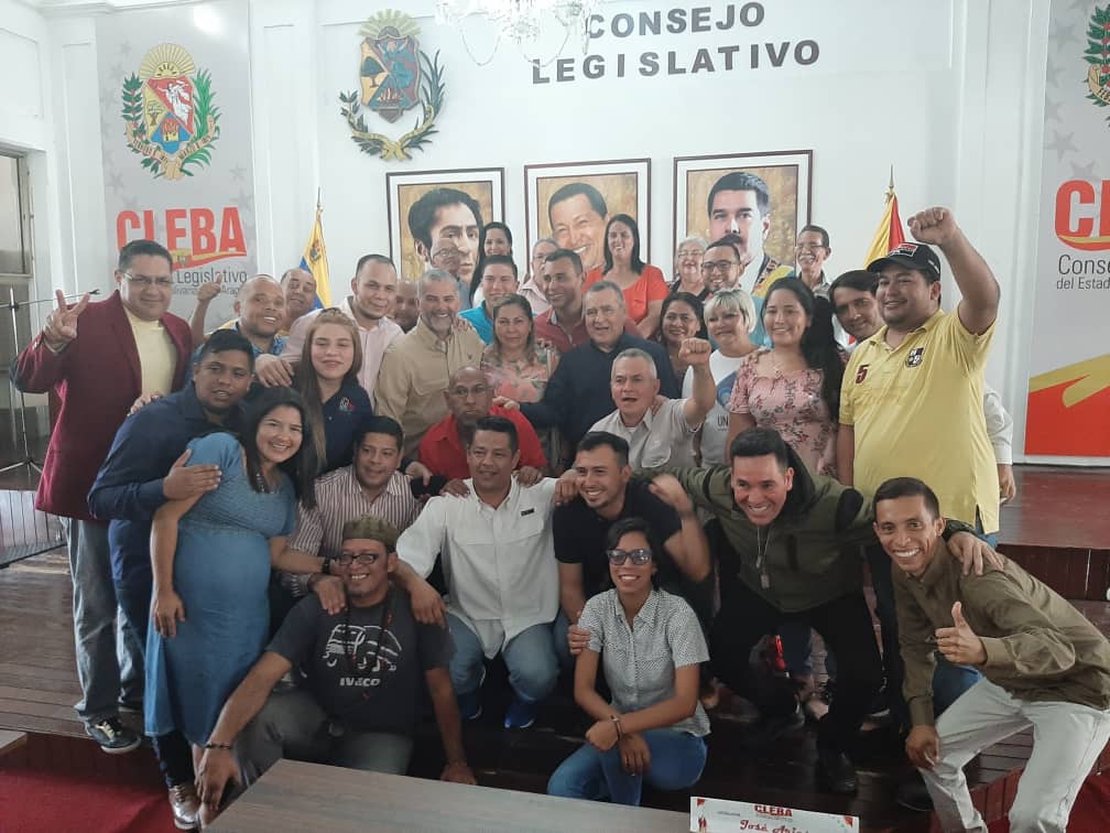 PartidoPSUV's tweet photo. #FOTOS 📸📸

Aragua avanza en la propuesta del Estado Mayor Parlamentario y a su vez  manifiesta su apoyo irrestricto a la alcaldesa de Vinto, Patricia Arce, vejada y maltratada por la derecha boliviana.

#FilvenLeerEsVida 
#ComunicarPorLaPaz https://t.co/J08yidjeMV