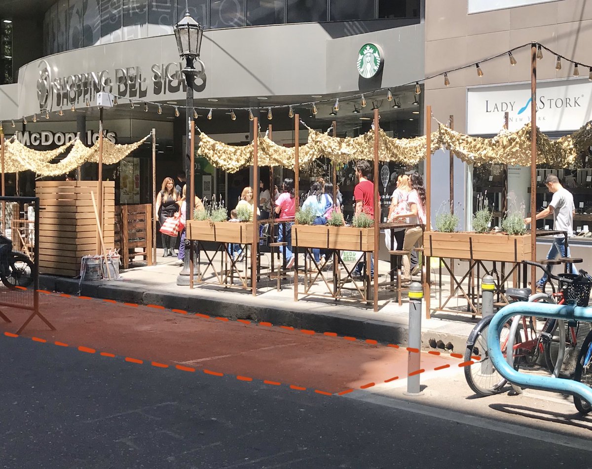 fonachy's tweet photo. Teniendo el estacionamiento de bicis abajo, no les dan ganas de bajar las mesas de la vereda y ubicarlas acá? https://t.co/lQcfPxWmDb