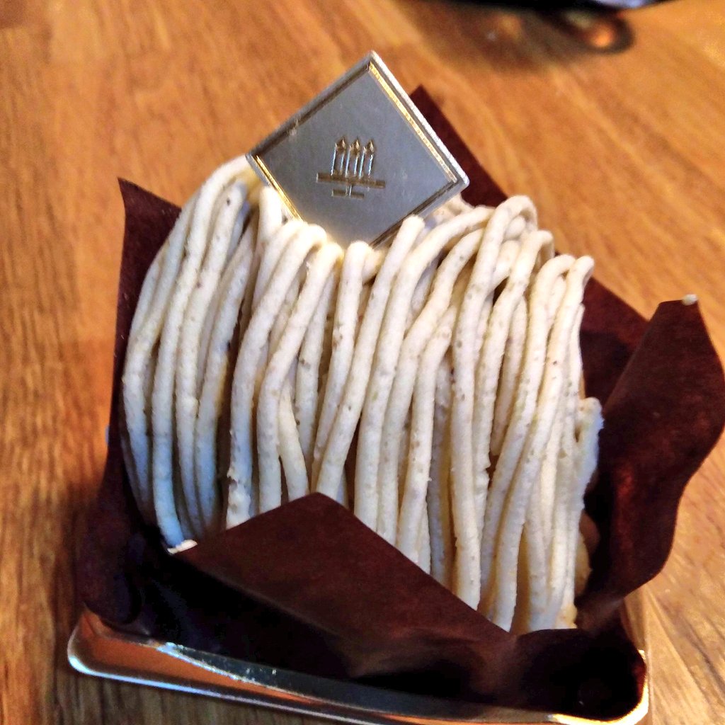 Mas Oka 今日はヨメの誕生日 ただ今夜はどちらもいないので昨日ケーキを買いに お菓子はよく買いに行くけどデパ地下のケーキ屋さんって軒数少なくなった気がするのは僕だけ 心斎橋大丸からうめはんハシゴしてしまった 笑 和栗のモンブラン チョコ Mas Oka 今日はヨメの誕生日 ただ今夜はどちらもいないので昨日ケーキを買いに お菓子はよく買いに行くけどデパ地下のケーキ屋さんって軒数少なくなった気がするのは僕だけ 心斎橋大丸からうめはんハシゴしてしまった 笑 和栗のモンブラン チョコ