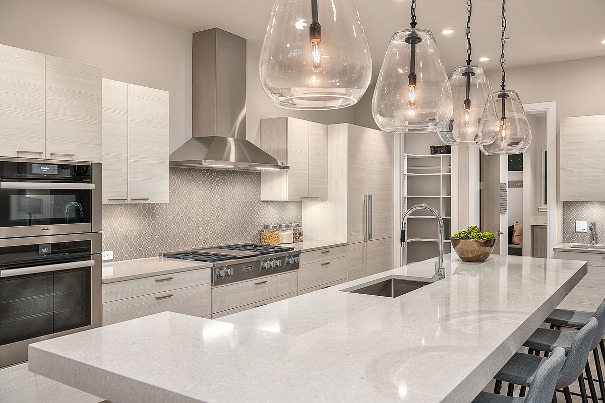 SummerwellHomes's tweet photo. There is so much to love about the gourmet kitchen in Lot 10! Poggenpohl cabinetry, Miele appliances, Dornbracht faucet, those light fixtures, and so much more! 

#summerwellhomes #mercerislandrealestate https://t.co/P9205sgWyA