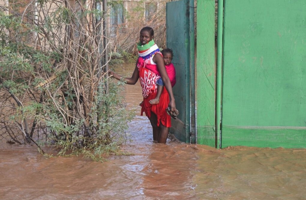 In Kenya, 38 people have lost their lives, flash flooding has caused mudslides and landslides in various counties affecting over 100,000 people. The UN has shared the devastating news of entire communities being submerged. hhrd.org/eastafricafloo…
Photo credit: Nick Perry/Kenya