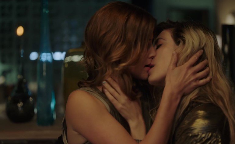 Cobie Smulders kissing a woman yes I'm living.