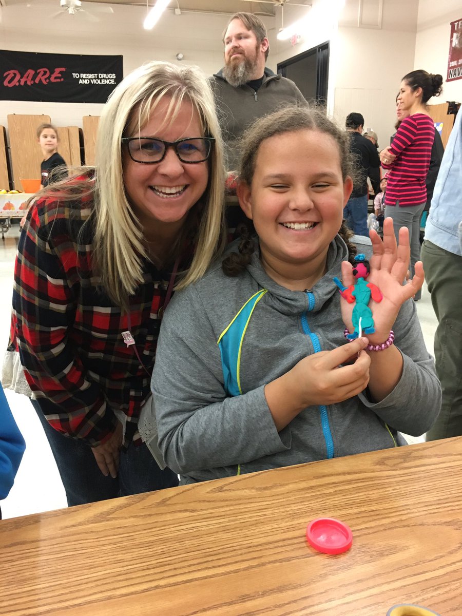 MsSt7Simmons's tweet photo. Having scary fun at literacy night with my students!! #navproud #lovemyLISD https://t.co/59hG5BOXPm