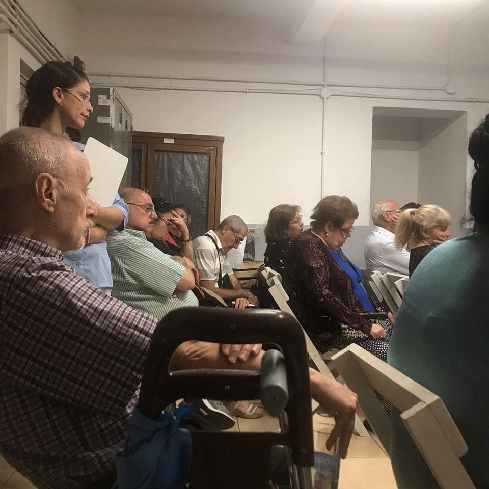 danielva4's tweet photo. Hoy estuvimos nuevamente escuchando a los vecinos en #comisariascercanas. #haciendoloquehayquehacer .En comisaria 3A. @diegosantilli @JoLuAcevedo @Policia_ciudad @SeguridadBA @BrunoScrenci @FerJElias https://t.co/pz5jCYERvd