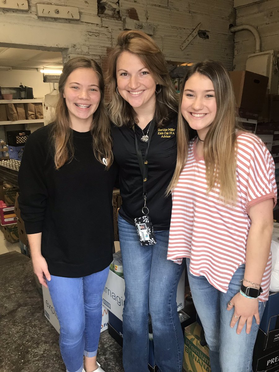 Mrs_Topa's tweet photo. KO FFA donated over 1,000 items yesterday to TEAM! Way to go Panthers! I LOVE seeing our kids give back to our community and making a difference! Thanks to all who donated! #kleinfamily #kleinoak #oakffa https://t.co/H0ZUieMSLj