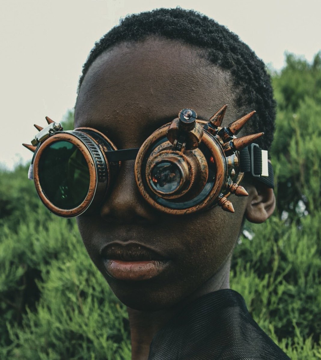 theafrofuture_'s tweet photo. “BRIGHT EYES #IntrotoAfrofuturism by #NamafuAmutse #DreMartinHaileka #Afrofuturism #creativestyling #namibianphotographer #namibia #afrifuturism #africanart #art #fashion https://t.co/xxIDYXTY0a
