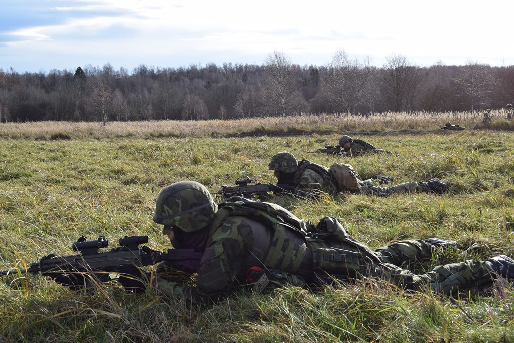 ObranaTweetuje's tweet image. Od 1. ledna posílí alianční síly velmi rychlé reakce #VJTF hraniční vojáci.

Vyvrcholením jejich přípravy byly ostré střelby ve VVP Libavá. Vojáci #71mpr se zde mj. učili navést minometnou palbu či vyžádat palbu vrtulníků či bitevníků.
#WeAreNATO

acr.army.cz/informacni-ser…