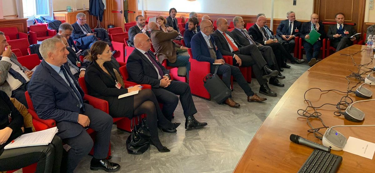 ConfagriTa's tweet photo. L'incontro col sottosegretario al @Mipaaf_  L'Abbate per #crisi #olivicoltura. Il presidente di @pugliaconfagric @LucaLazzaro ha chiesto misure concrete per le #aziende: taglio costi fiscali e previdenziali, sostegno liquidità, attuazione del piano di rigenerazione #olivicoltura https://t.co/Sad7bMSsMa