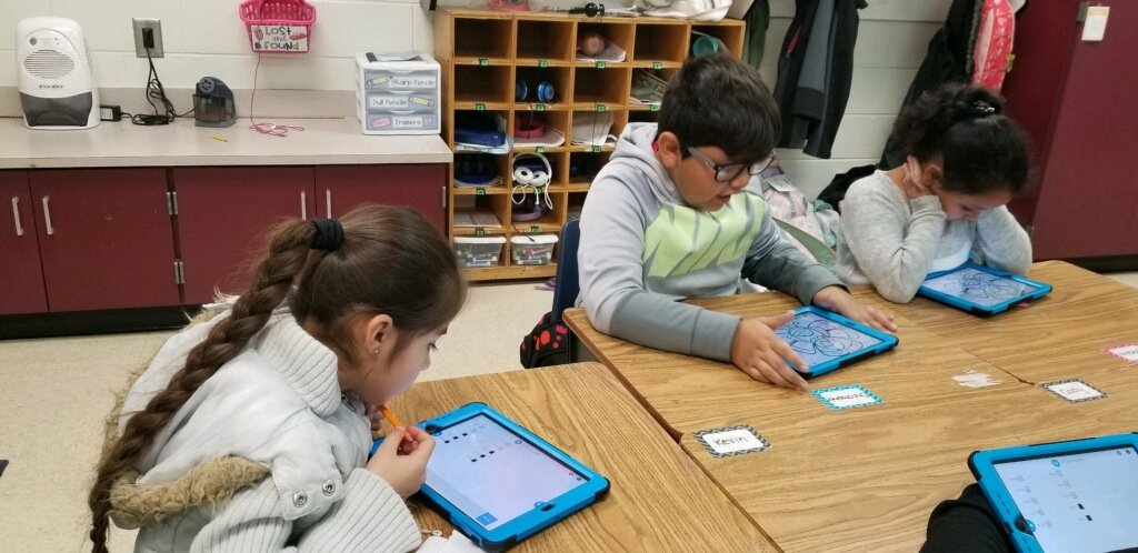 ArnoldMillES1's tweet photo. Thanksgiving @nearpod with Mrs. Luttrell and Baluch's math class.  They are so engaged as they review addition, subtraction and word problems in this lesson!  #ccsdgoodtogreat https://t.co/Um85XIpImL