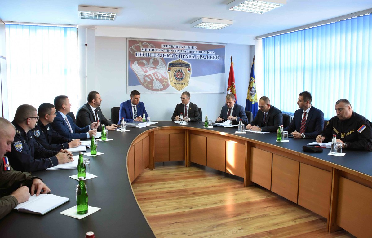 NesaStefanovic's tweet image. Задовољан сам стањем безбедности на територији ПУ Краљево. Имамо смањење стопе криминалитета, немамо извршење тешких кривичних дела и имамо добар оперативни рад полиције. Задовољан сам и повећаном запленом наркотика од стране полиције на територији ове полицијске управе.