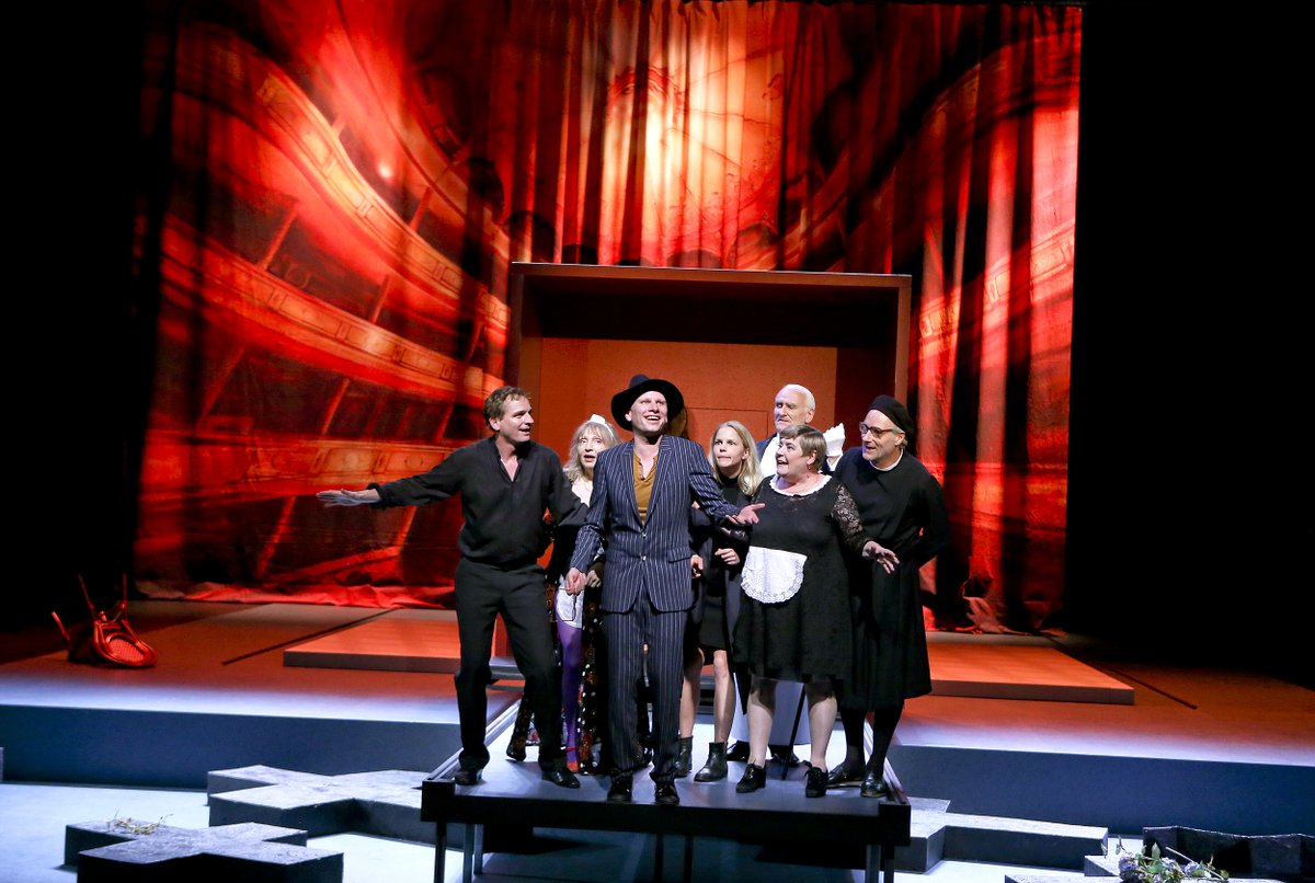 Dieses Wochenende geht das TNL mit Rausch von August Strindberg auf Tournée - gespielt wird auf dem 18. Festival der UTE in Cluj-Napoca in Rumänien. 
Die Vorstellung findet am Sonntag, den 24. November um 19h00 statt.