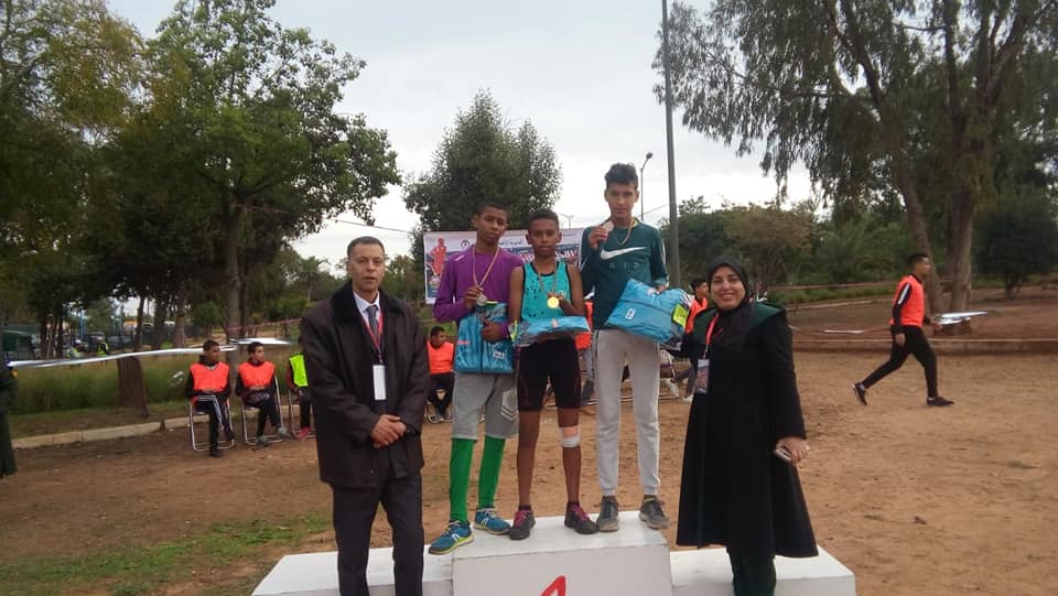 delegation2015's tweet photo. تلميذات وتلاميذ الثانوية الإعدادية العقيد العلام الفائزات والفائز ين في التظاهرة الرياضية المدرسية للعدو الريفي، المنظم بالمديرية الاقليمية مولاي رشيد. https://t.co/vlWck1Q97N