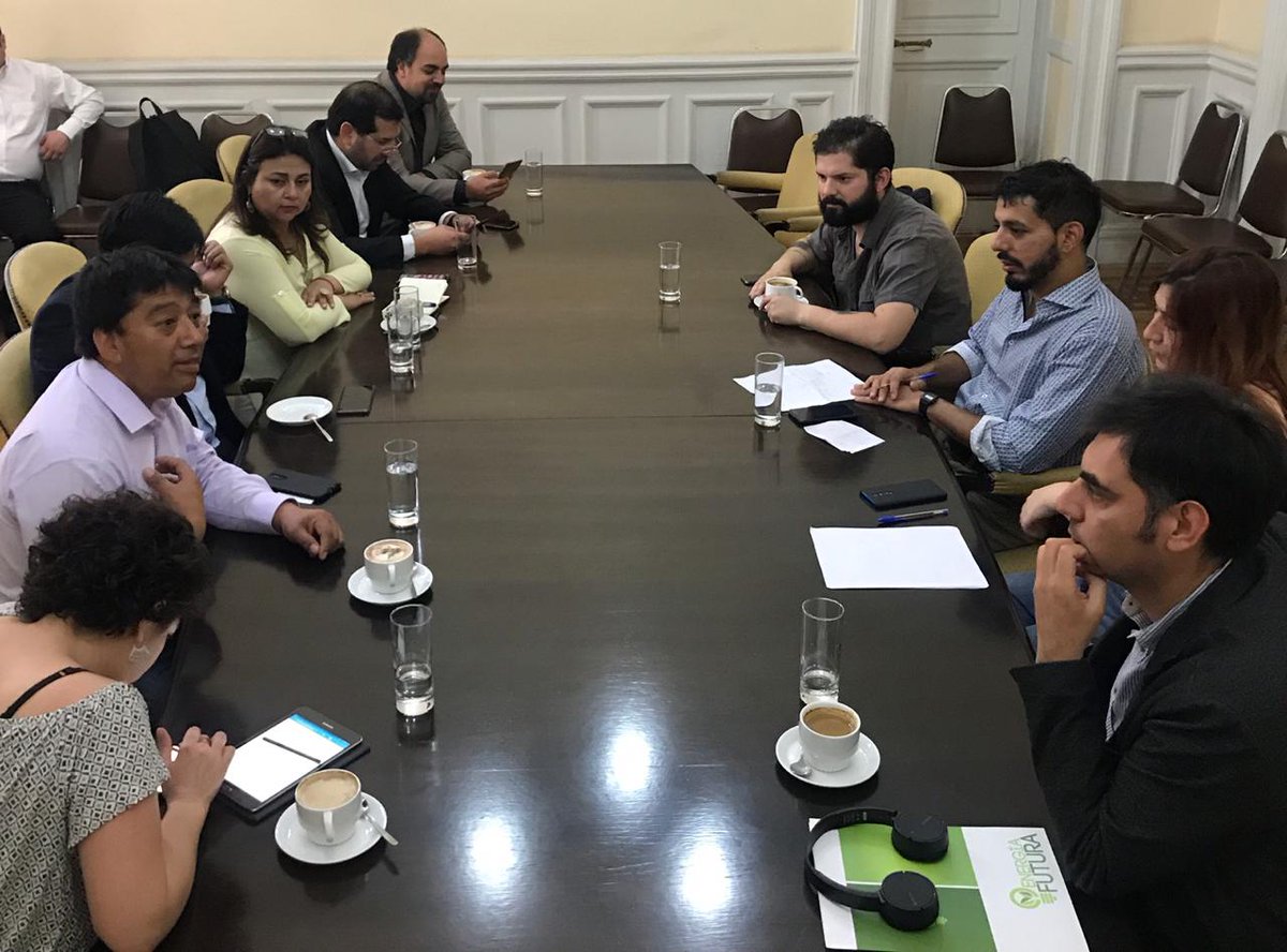 GabrielBoric's tweet photo. Hoy tuvimos reunión con la Asociación de Municipalidades de Alcaldes Mapuche. Como Frente Amplio nos comprometemos dar la pelea para que mecanismo que elabore nueva Constitución tenga escaños reservados para pueblos originarios. Asamblea debe ser plurinacional e intercultural. https://t.co/92IeTbzWV7
