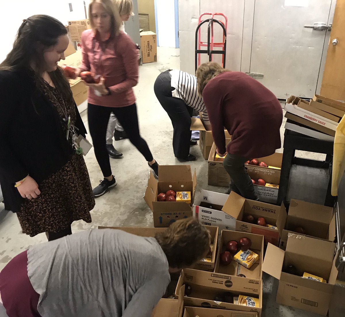 BlueCreekES's tweet photo. Blue Creek staff packing Thanksgiving food for families https://t.co/okYe4Jh8ud