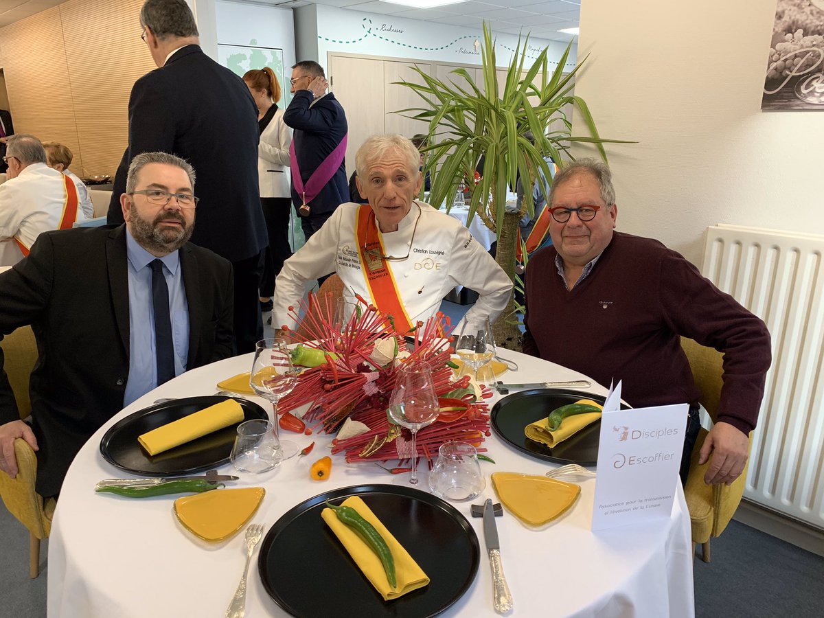 blampinfruits's tweet photo. Un honneur d’être partenaire des jeunes talents des disciples #Escoffier avec nos collègues de #Couton @Marchesdegros #Tours ! Clin d’œil à notre ami #MOF #Primeur @FabreEric8 👍👌🙏 https://t.co/6MUE8Qnl8j