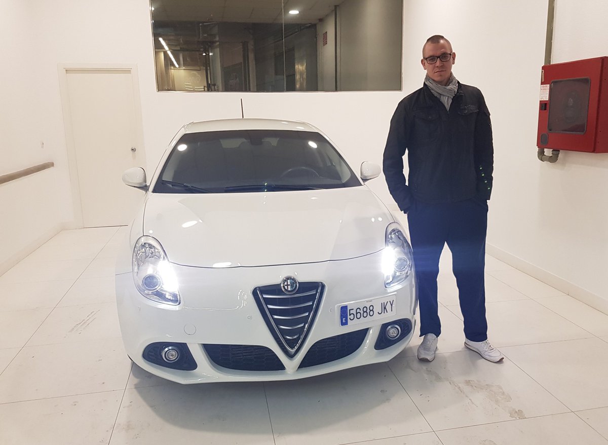 Autosi_es's tweet photo. ¡Otro cliente satisfecho! 💪  Victor se lleva este estupendo Alfa Romeo Giulietta 1.6 JTD recién revisado y con un año de garantía. 🏆¡Que lo disfrutes! https://t.co/2AfMggirnk