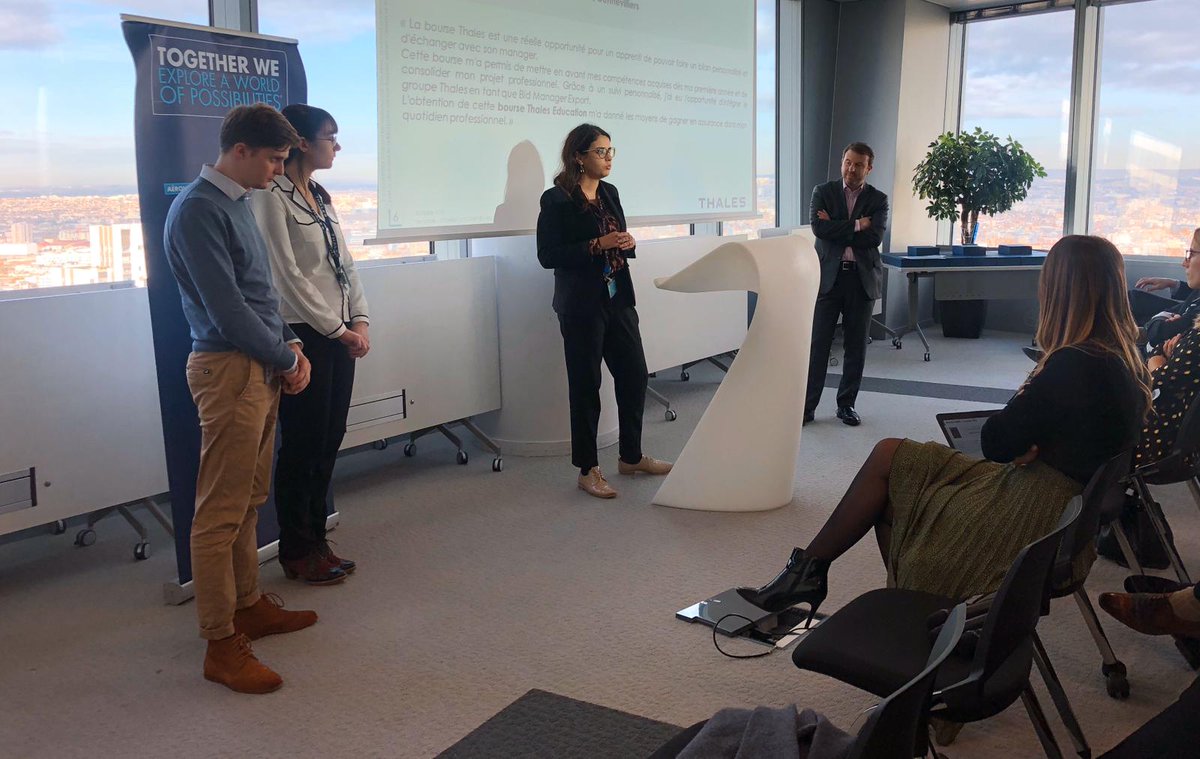 ThalesCareers's tweet photo. Nos anciens lauréats partagent leur expérience 🤗 
« L’obtention de cette bourse m’a donné les moyens de gagner en assurance dans mon quotidien professionnel » 🚀💪🏻 #boursethaleseducation #accompagnement #emploi #apprentissage #thales https://t.co/fGVJM99vQf