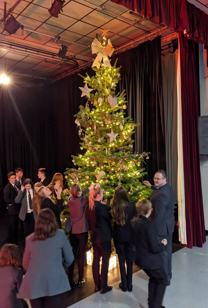 KingsmeadOnline's tweet photo. To reward the students who were the top 5 XP earners from each year group for the first half-term, we held an afternoon tea with the Head along side some Christmas festivities. Well done to all invited! Keep up the good work, it could be you next half term! #valuesinactions https://t.co/sgv9c5GYi6