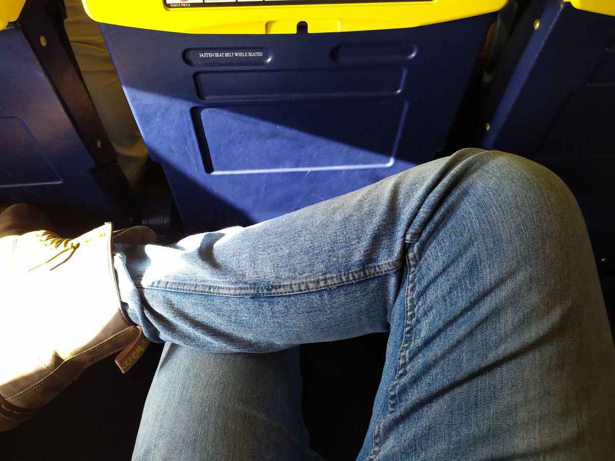 conseller84's tweet photo. Sort es pillar s'asiento aleatori amb #ryanair i que te toqui a sa surtida d'emergencia tot solet!! https://t.co/Uum0mxHPi1