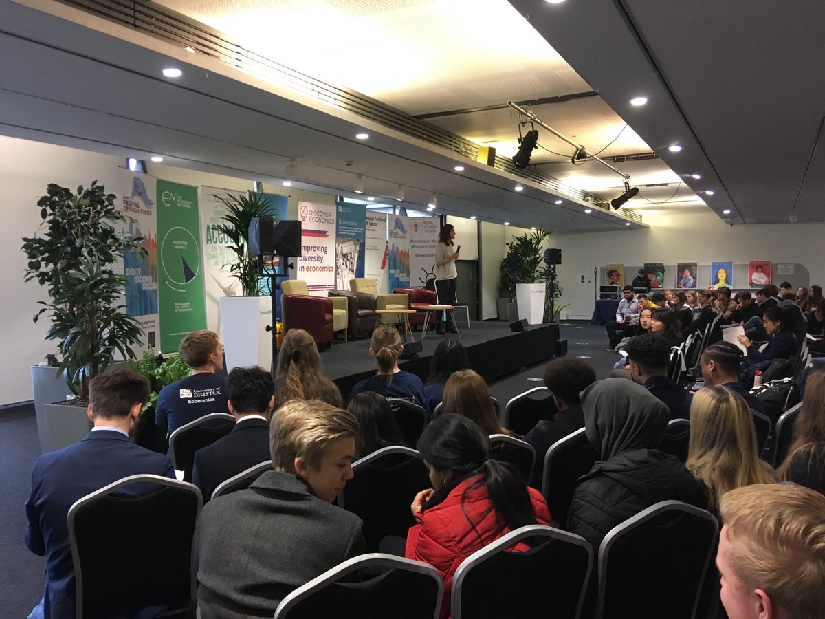 UoBrisFSSLOutr1's tweet photo. Great introduction to our year 11 and 12 Discover Economics event from Professor Smith #economicsoutreach #discovereconomics https://t.co/C975iX8Dz0